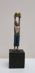 Kleiner König läßt sich feiern, Bronze, 2011, H: 19,5 cm
