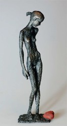 Zu ihren Füßen, Bronze, 2013, H: 35 cm